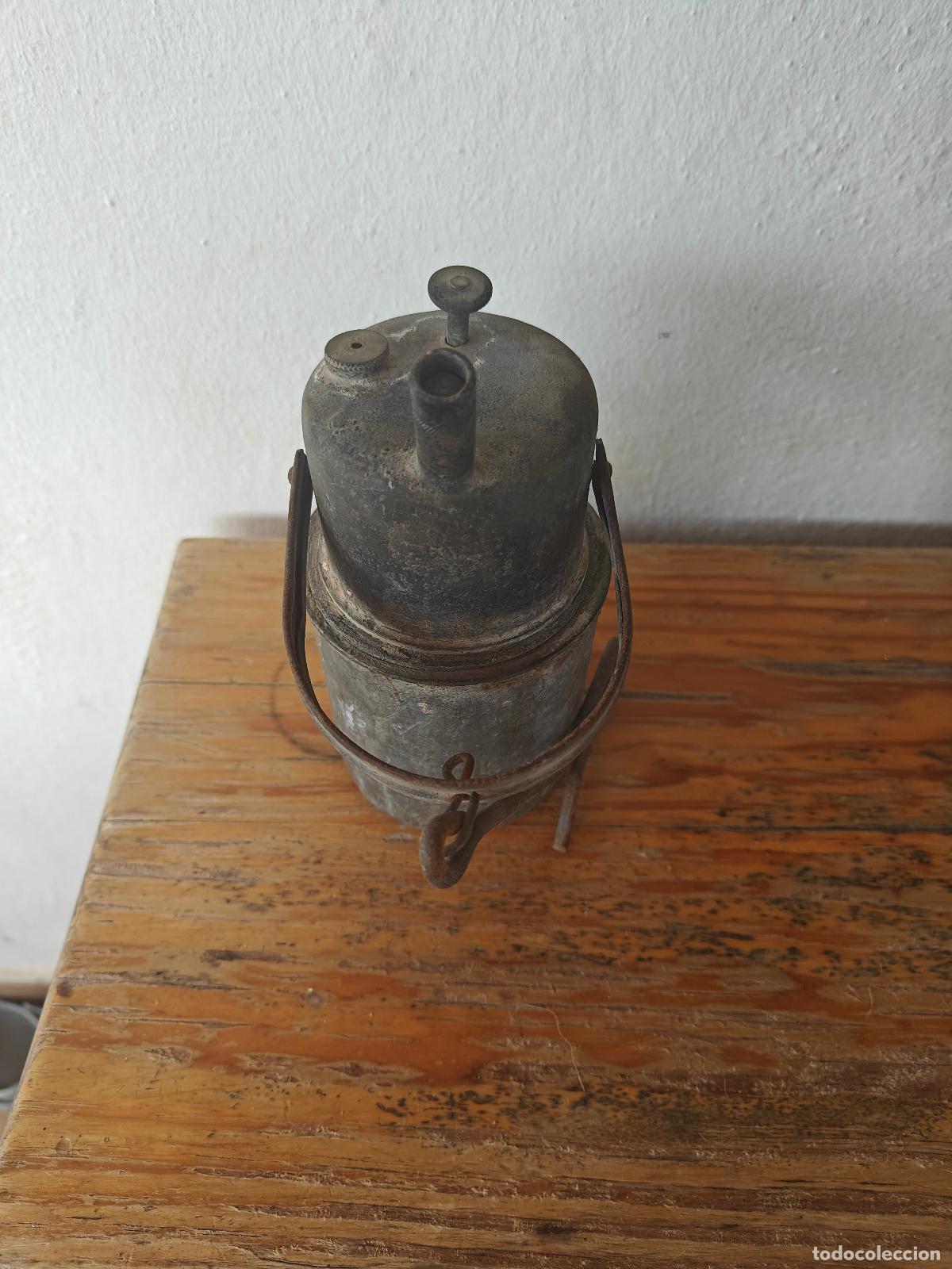 Antig&uuml;edades: Antigua l&aacute;mpara de carburo de minero con asa y colgador, hierro