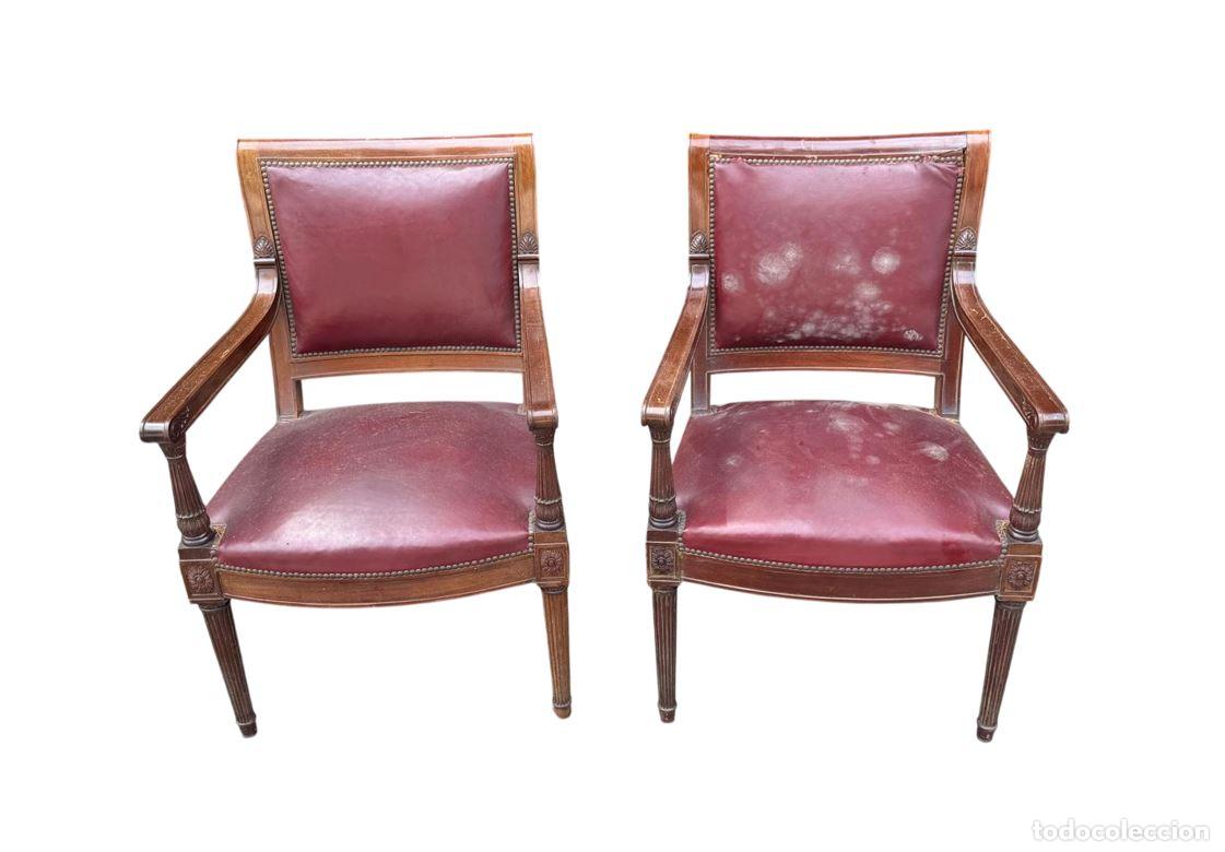 Antig&uuml;edades: PAREJA DE ANTIGUOS SILLONES DE ESTILO LUIS XVI. MADERA DE CAOBA Y CUERO. EUROPA. CIRCA 1940