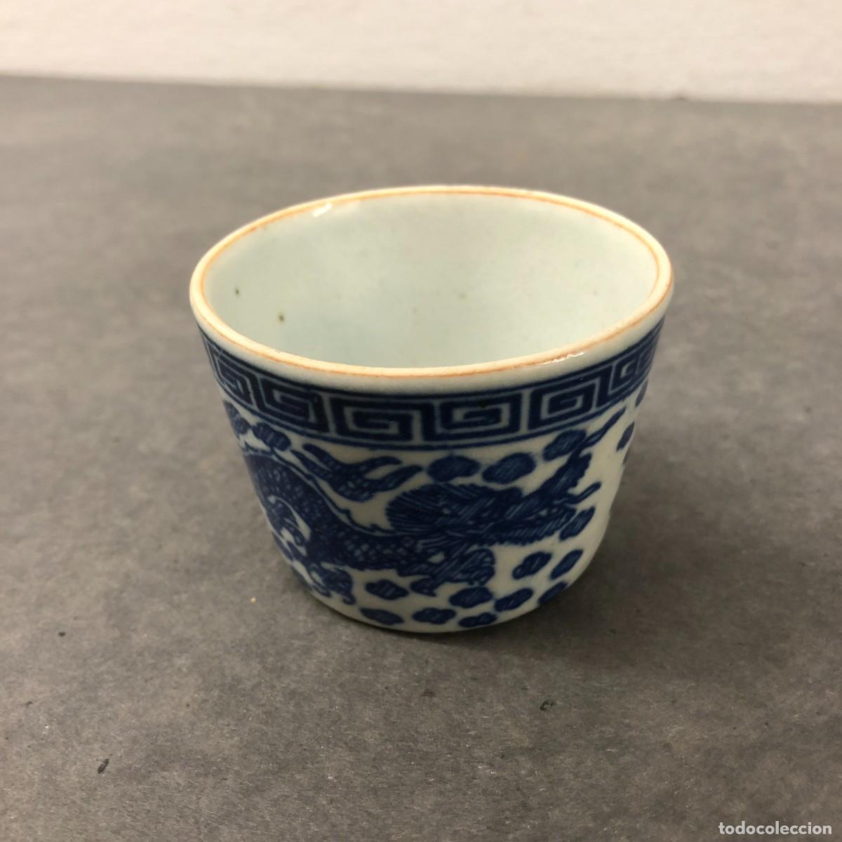 Antig&uuml;edades: TAZA DE T&Eacute; JAPONESA - PORCELANA AZUL Y BLANCA - DRAG&Oacute;N - 4,5 X 6,5 CM / 1642