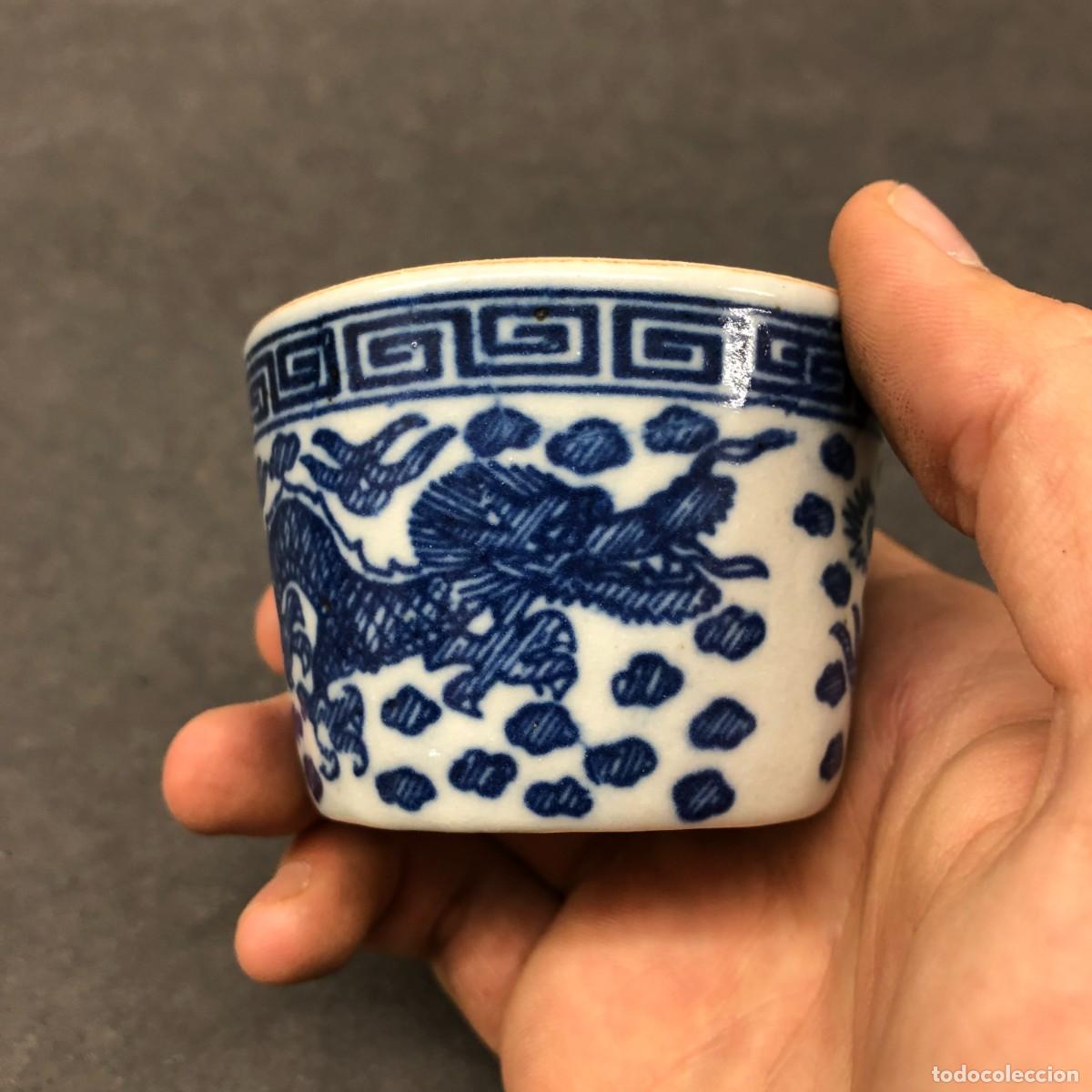 Antig&uuml;edades: TAZA DE T&Eacute; JAPONESA - PORCELANA AZUL Y BLANCA - DRAG&Oacute;N - 4,5 X 6,5 CM / 1642
