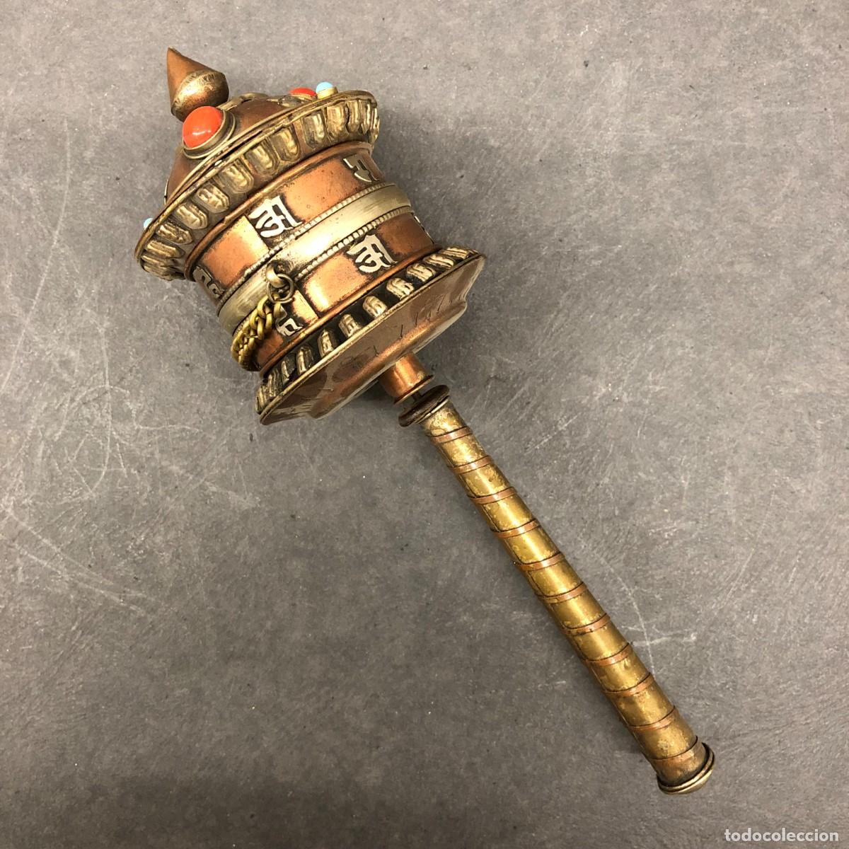 Antig&uuml;edades: RUEDA DE ORACI&Oacute;N TIBETANA DE MANO - OBJETO RITUAL BUDISTA - MET&Aacute;LICO - 23 X 7 CM / 1646