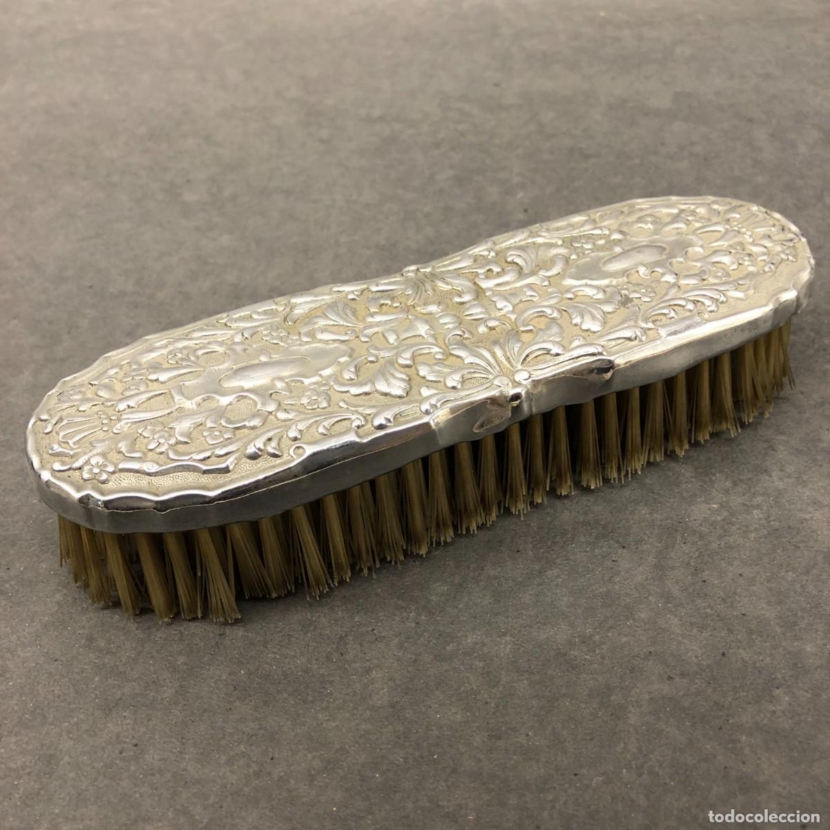 Antig&uuml;edades: ANTIGUO CEPILLO PARA ROPA - MONTURA DE PLATA O SIMILAR - SIGLO XIX - 17,5 X 5 X 3,5 CM / 1652