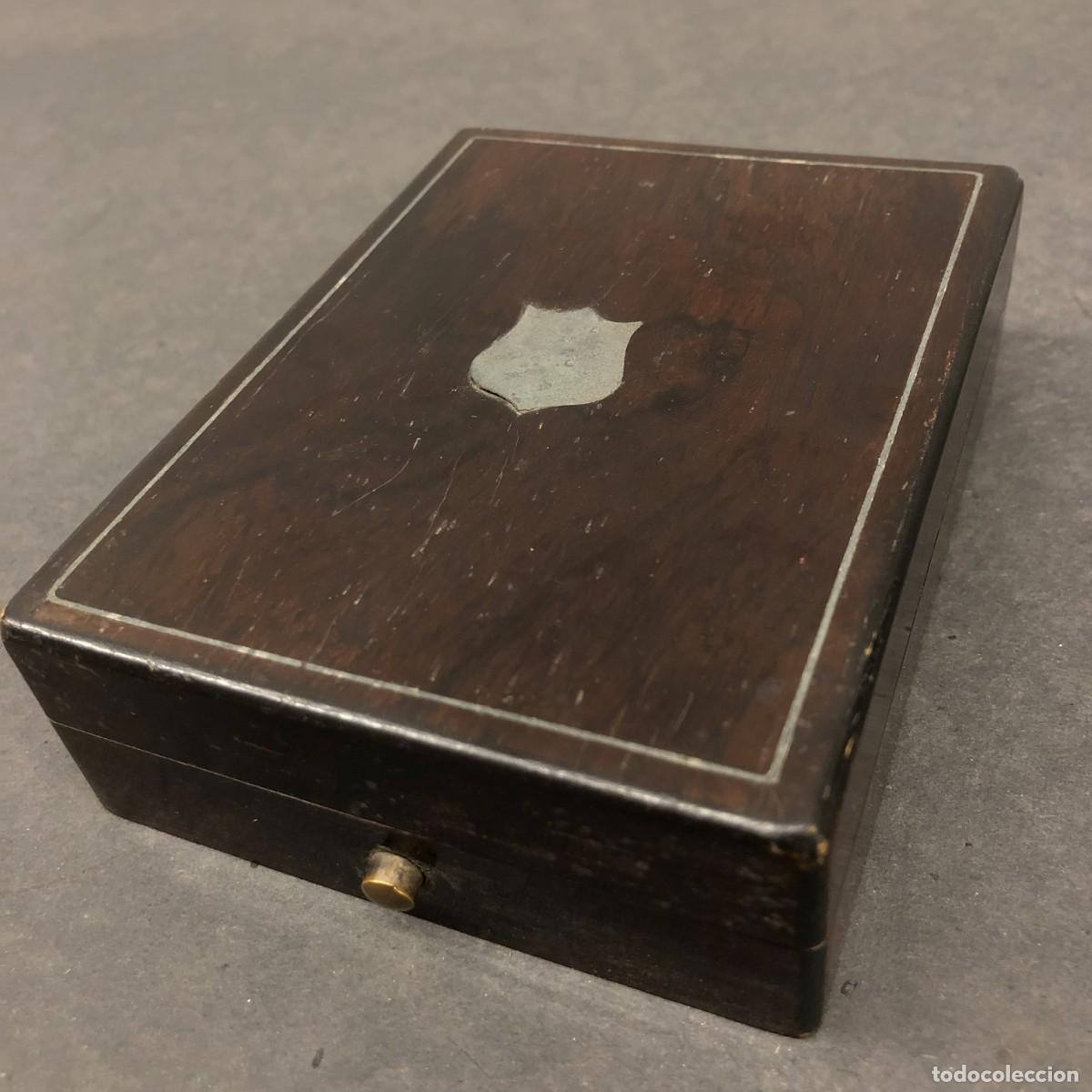 Antig&uuml;edades: ANTIGUO CAJA DE MADERA - ESCUDO MET&Aacute;LICO - 12 X 9 X 3,5 CM / 1667