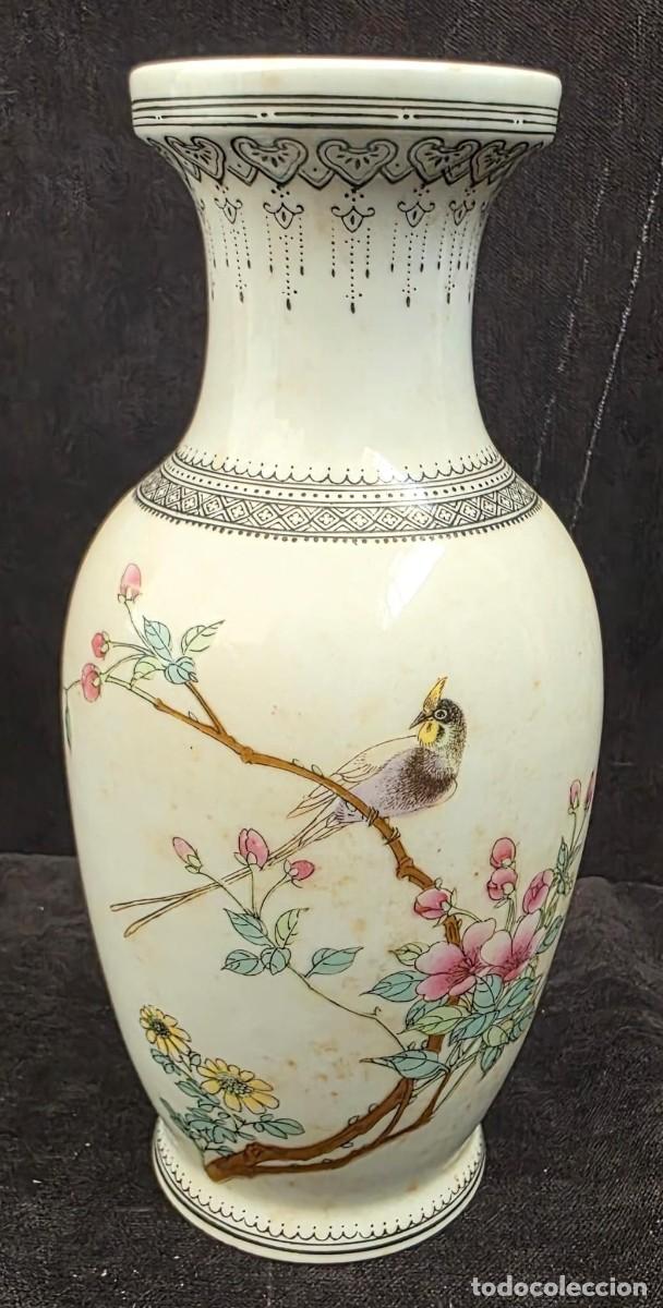 Antiquit&eacute;s: Jarr&oacute;n Chino de Porcelana con Aves y Flores &ndash; Caligraf&iacute;a Oriental y Sello en Base &ndash; 21 &times; 7 cm