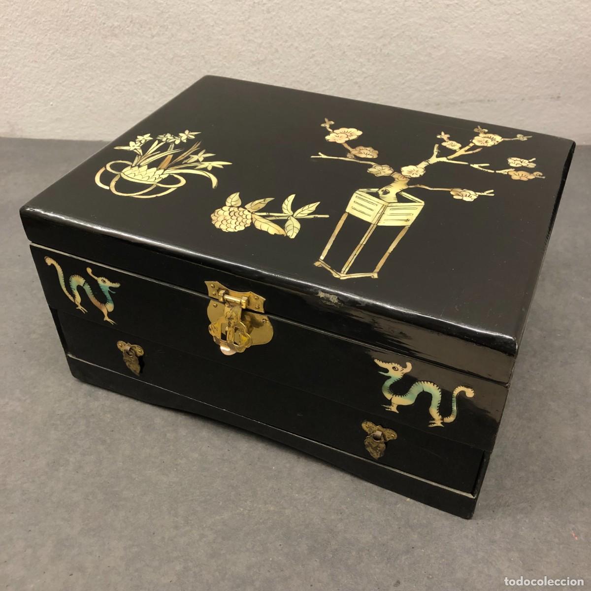 Antig&uuml;edades: CAJA DE JOYER&Iacute;A DE MADERA LACADA - MOTIVOS DECORATIVOS CULTURA CHINA - 28 X 21 X 14,5 CM / 1670