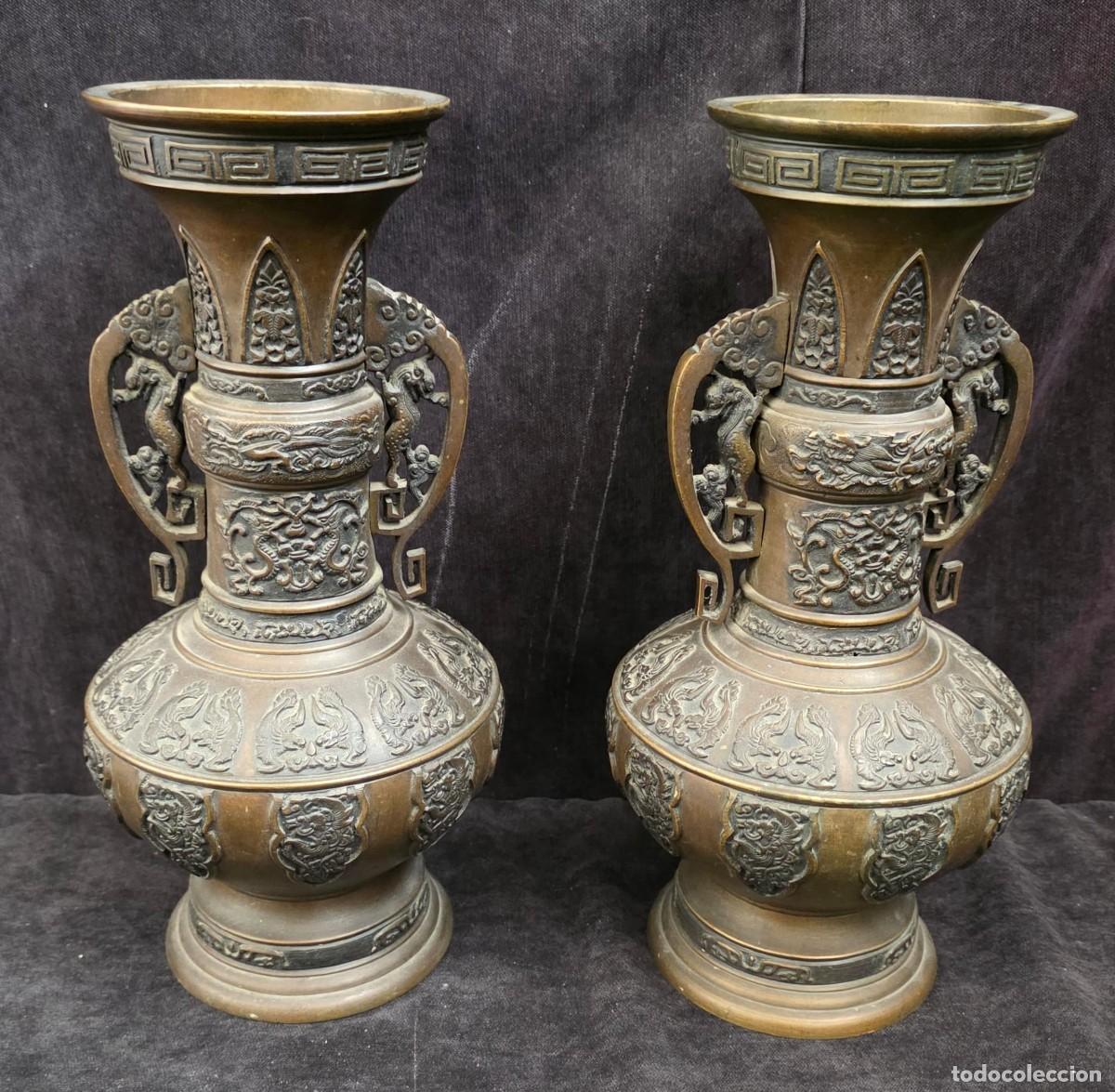 Antig&uuml;edades: Pareja de Jarrones Orientales de Bronce Estilo Chino &ndash; Dragones y Asas con Qilin &ndash; 31 &times; 17 cm