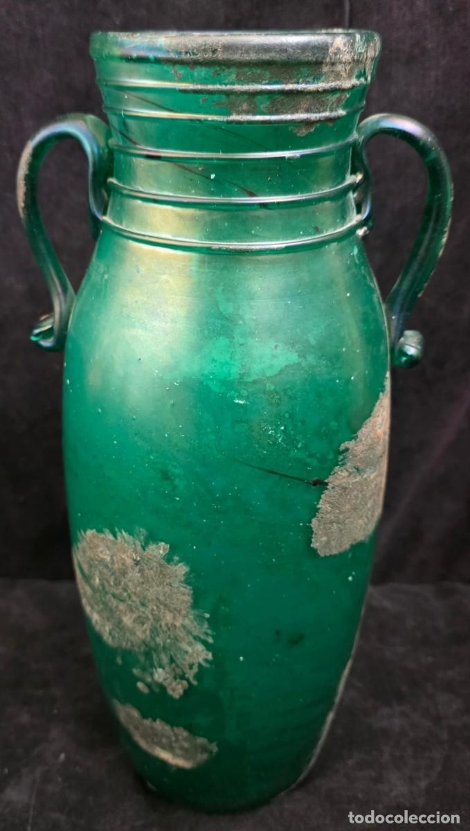 Antig&uuml;edades: Gran Jarr&oacute;n Art D&eacute;co de Vidrio Verde Iridiscente con Dos Asas &ndash; Cristal Soplado &ndash; 33 &times; 9 cm