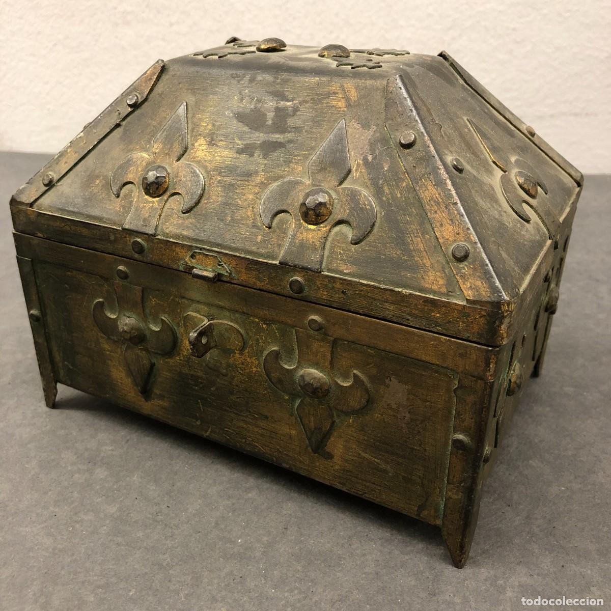 Antig&uuml;edades: ANTIGUO COFRE - MET&Aacute;LICO - TAPA PIRAMIDAL - FLOR DE LIS - 15,5 X 19 X 13 CM / 1671