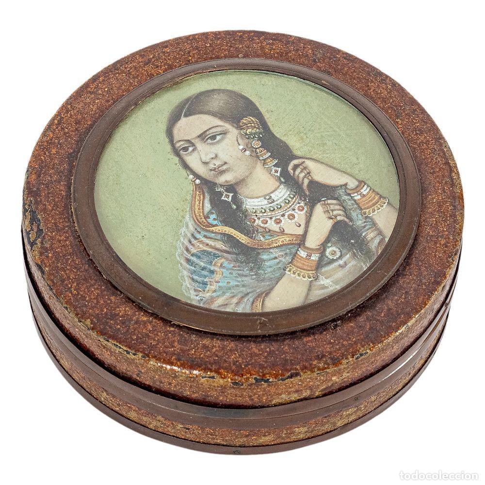 Antig&uuml;edades: Caja de rap&eacute; india con miniatura pintada, s.XIX.