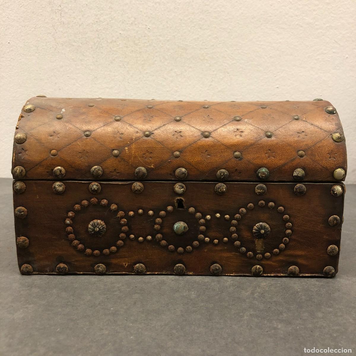 Antig&uuml;edades: ANTIGUO BAUL O CAJA DECORATIVA - SPANISH REVIVAL - DE CUERO CON TACHUELAS - 14,5 X 26 X 12 CM / 1672