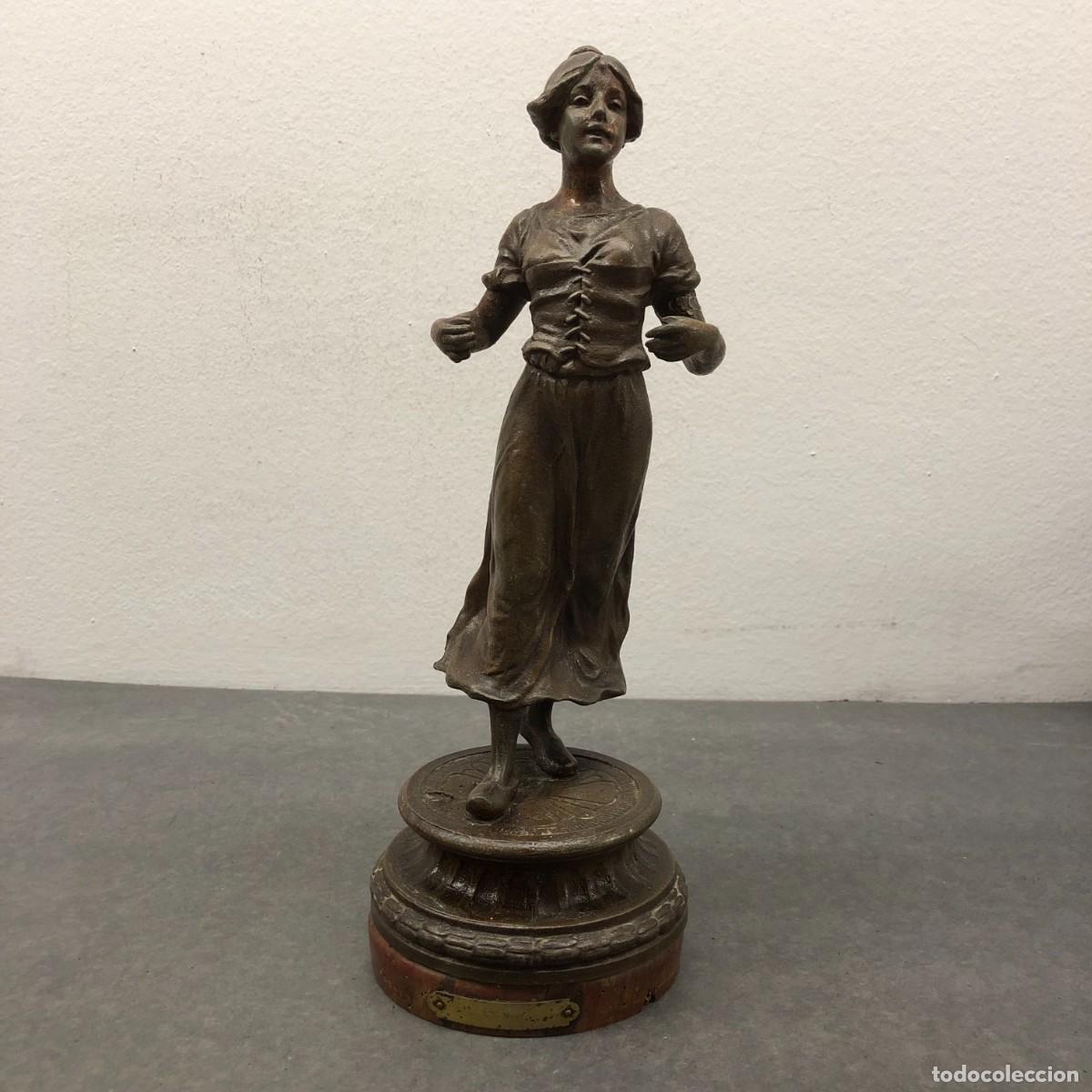 Antig&uuml;edades: ESCULTURA DE JOVEN DAMA - ESTILO ART NOUVEAU - DE CALAMINA - MARINETTE - 35,5 X 12 CM / 1673