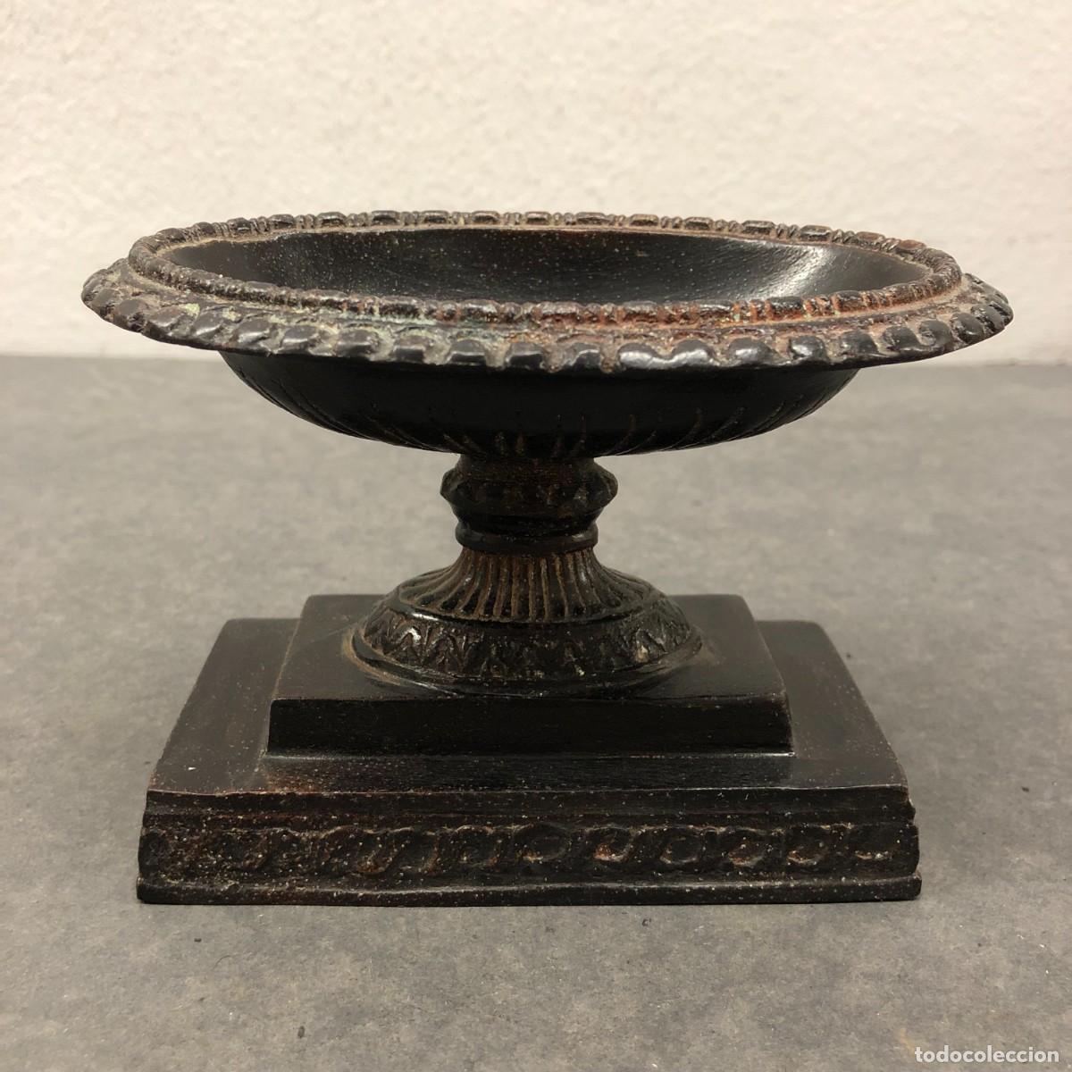 Antig&uuml;edades: PORTAVELAS DE HIERRO FUNDIDO - ESTILO TAZZA - DISE&Ntilde;O R&Uacute;STICO - 10 X 14 X 6,5 CM / 1674