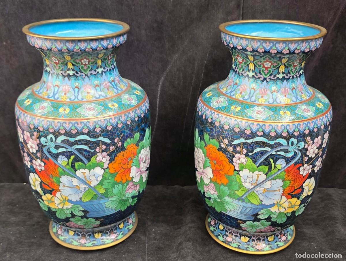 Antig&uuml;edades: Gran Jarr&oacute;n Cloisonn&eacute; Chino con Decoraci&oacute;n Floral Policromada y Interior Azul Turquesa &ndash; 31 &times; 20 cm