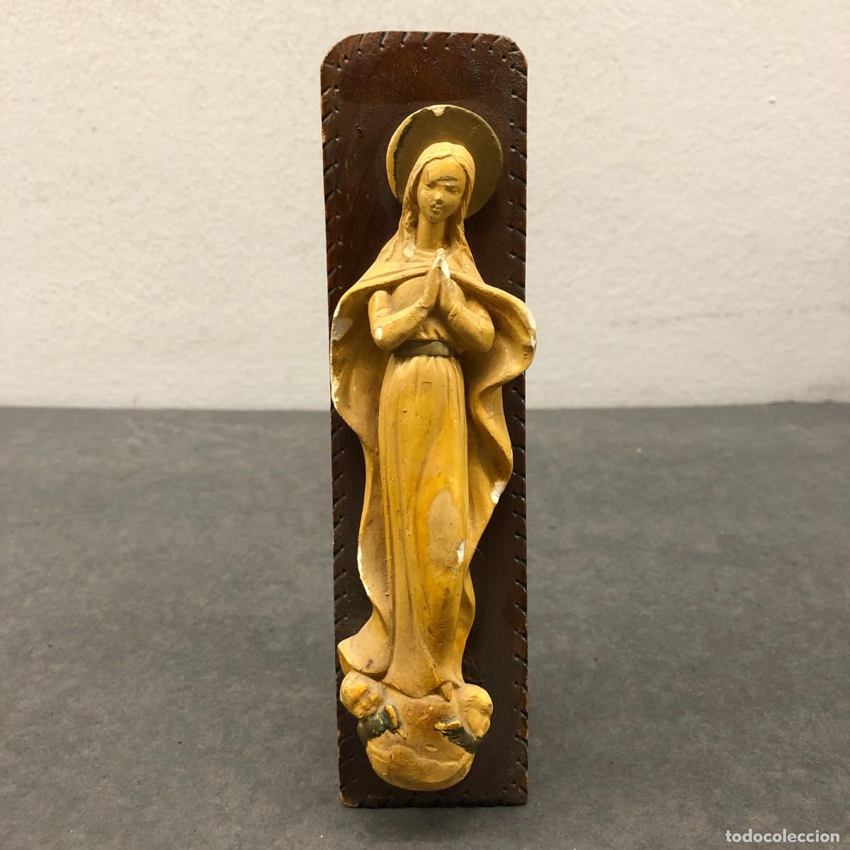 Antig&uuml;edades: FIGURA DE LA VIRGEN MARIA EN ORACI&Oacute;N - MADERA TALLADA - 19 X 6,5 X 5 CM / 1678