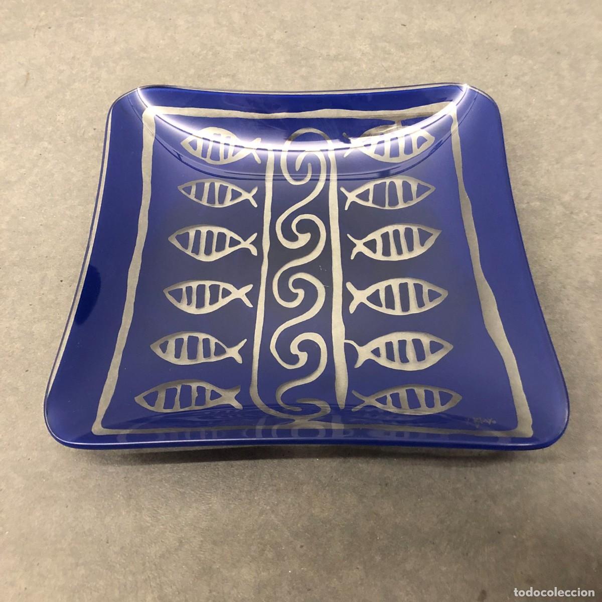 Antig&uuml;edades: PLATO DECORATIVO - DE VIDRIO AZUL - DISE&Ntilde;O DE PECES - YBLAY - 19 X 19 CM / 1680