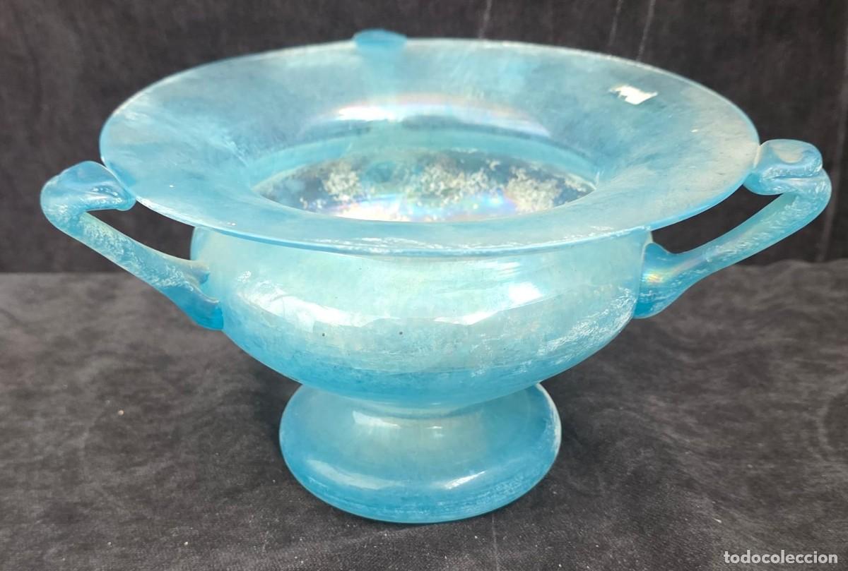 Antig&uuml;edades: Centro de Mesa Art D&eacute;co de Cristal Opalescente Azul Iridiscente con Cuatro Asas &ndash; 13 x 19 cm