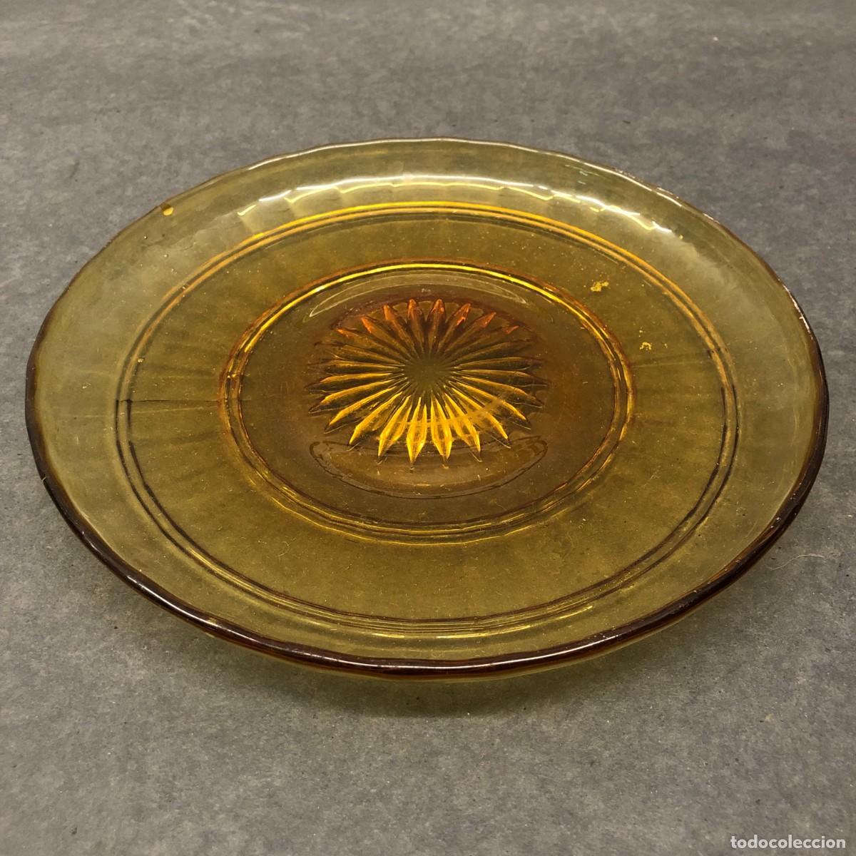 Antig&uuml;edades: PLATO DECORATIVO - DE VIDRIO &Aacute;MBAR - DISE&Ntilde;O RADIAL - 22 CM &Oslash; / 1681