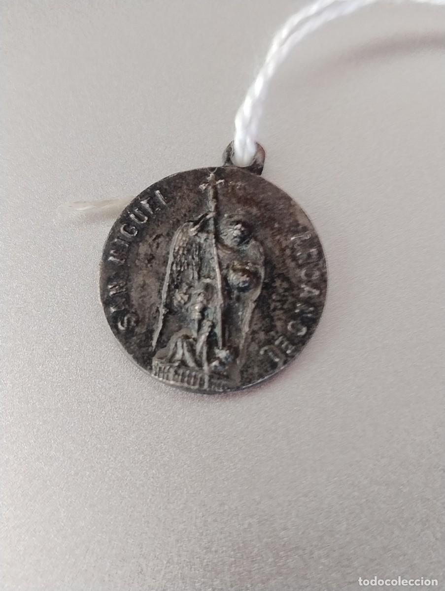 Antig&uuml;edades: Antigua medalla de San Miguel. Unos 2 cm