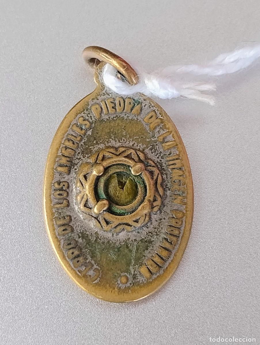 Antig&uuml;edades: Antigua medalla Cerro de los &Aacute;ngeles con reliquia piedra de la imagen profanada.