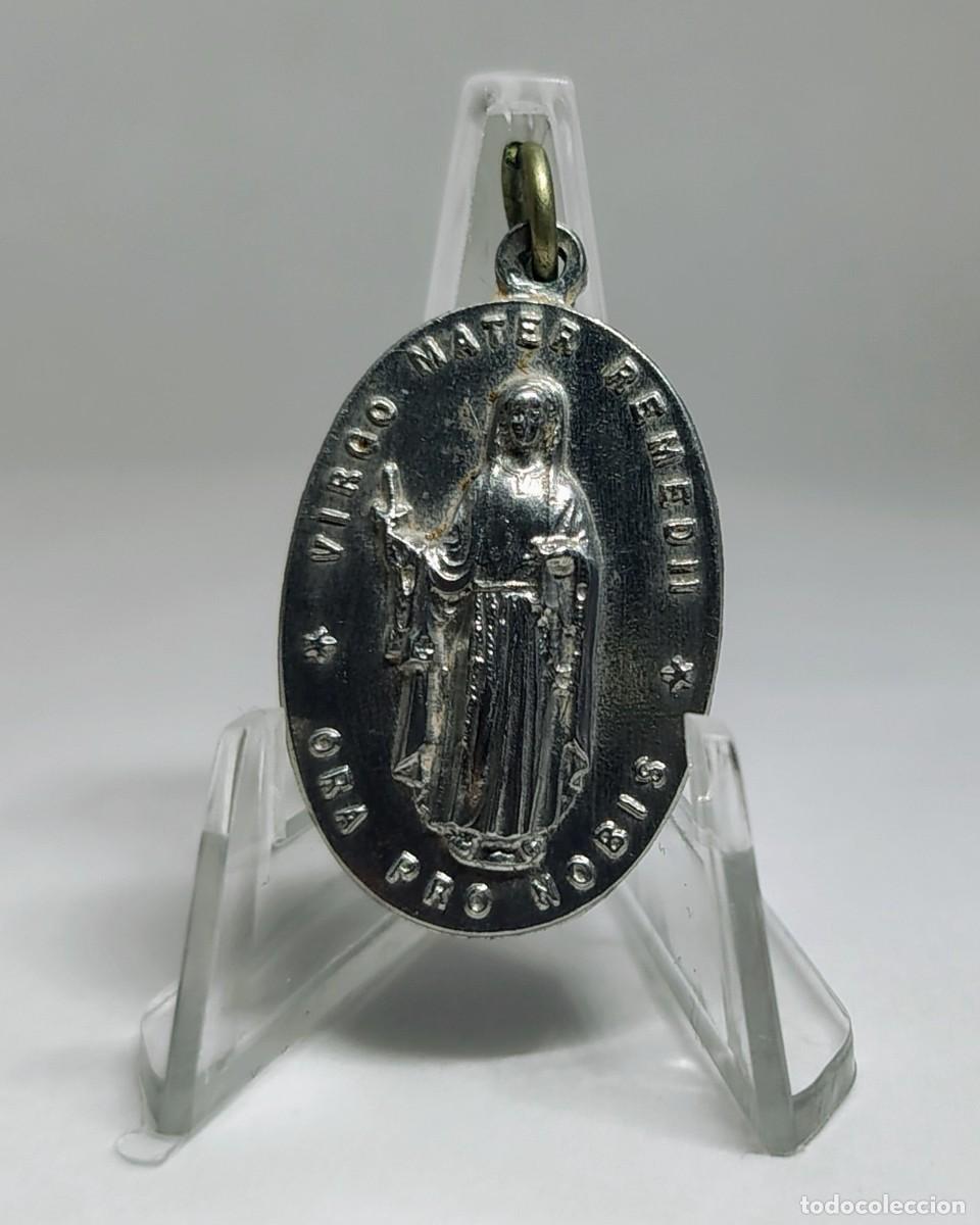 Antig&uuml;edades: Medalla religiosa / Colgante: Virgen Mar&iacute;a MADRE DEL REMEDIO. M421