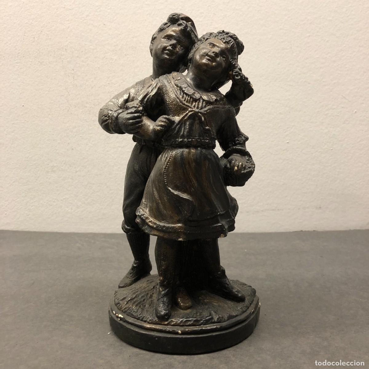 Antig&uuml;edades: ANTIGUA FIGURA DE METAL - PAREJA DE NI&Ntilde;OS - VESTIDOS TRADICIONALES - 29 X 15 X 10 CM / 1692