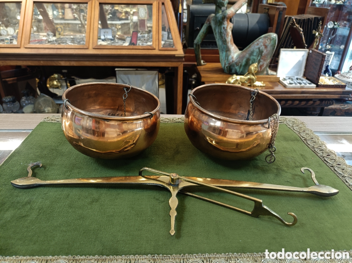 Antig&uuml;edades: B&aacute;scula colgante vintage de cobre y lat&oacute;n. 2 Cuencos 13cm de di&aacute;metro