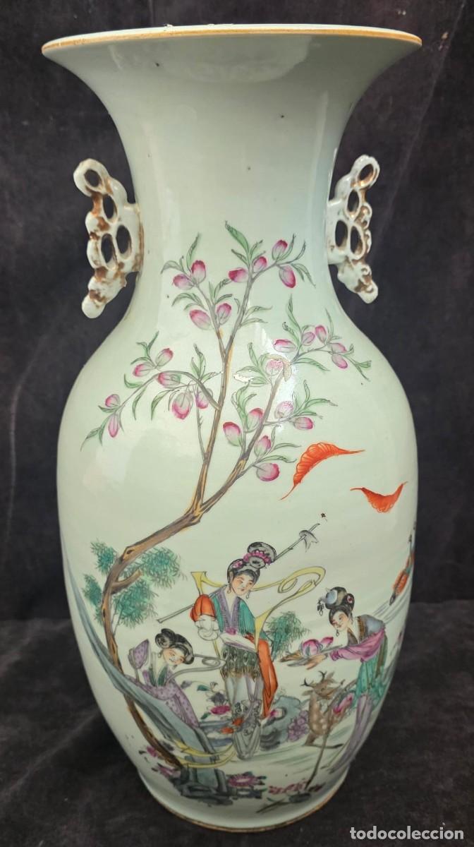 Antig&uuml;edades: Gran Jarr&oacute;n Chino de Porcelana Celad&oacute;n con Escena Oriental y Caligraf&iacute;a &ndash; Asas Caladas &ndash; 42 x 19 cm