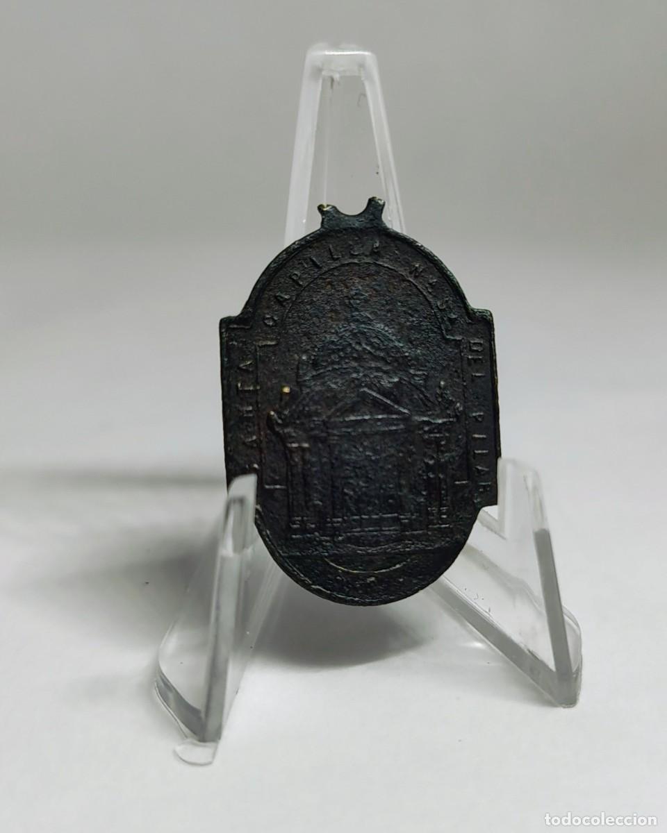 Antig&uuml;edades: Medalla religiosa / Colgante: SANTA CAPILLA NUESTRA SE&Ntilde;ORA DEL PILAR (Cobre s. XIX). M426