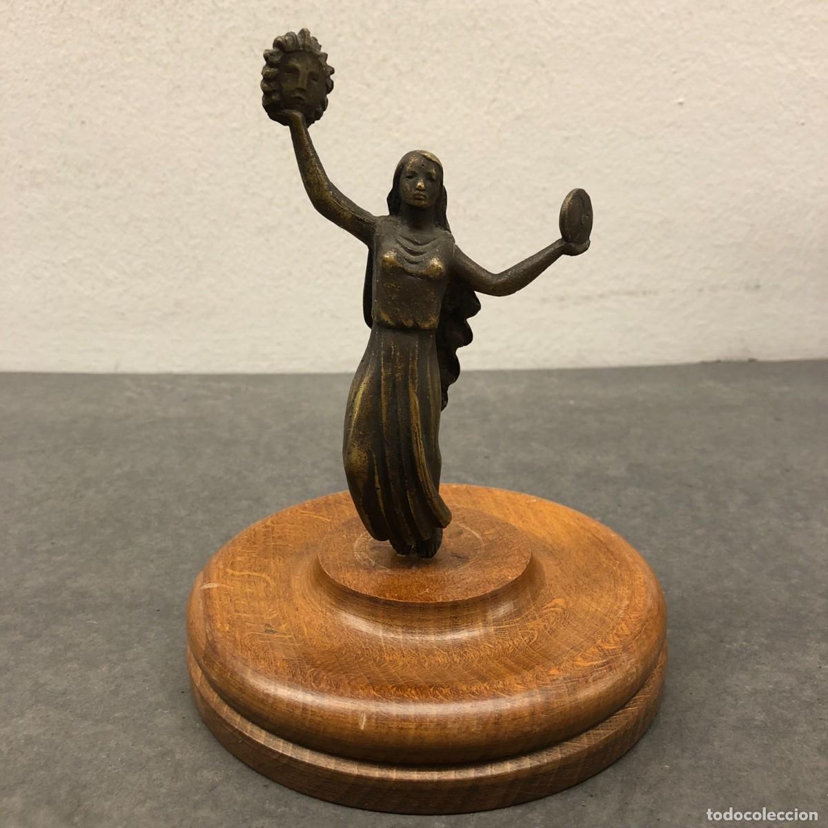 Antig&uuml;edades: ESTATUA DE BRONCE - ESTILO ART D&Eacute;CO - BAILARINA SOSTENIENDO MASCARA - 18,5 X 14,5 CM / 1705