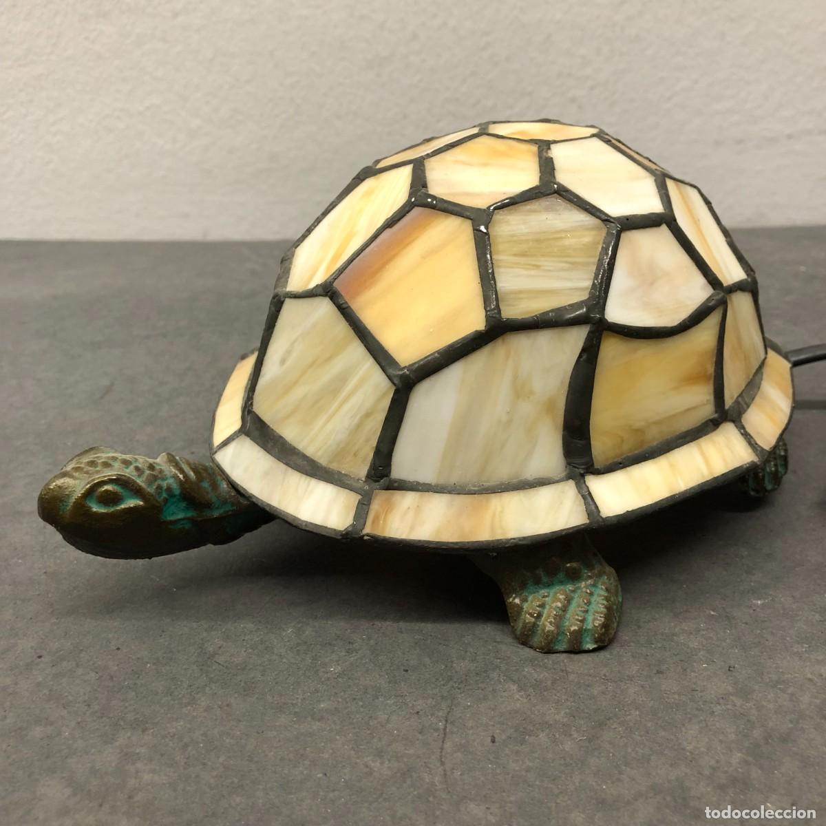 Antig&uuml;edades: PRECIOSA LAMPARA DE MESA - EN FORMA DE TORTUGA - DE VIDRIO EMPLOMADO Y METAL - 21,5 X 14,5 CM / 1708
