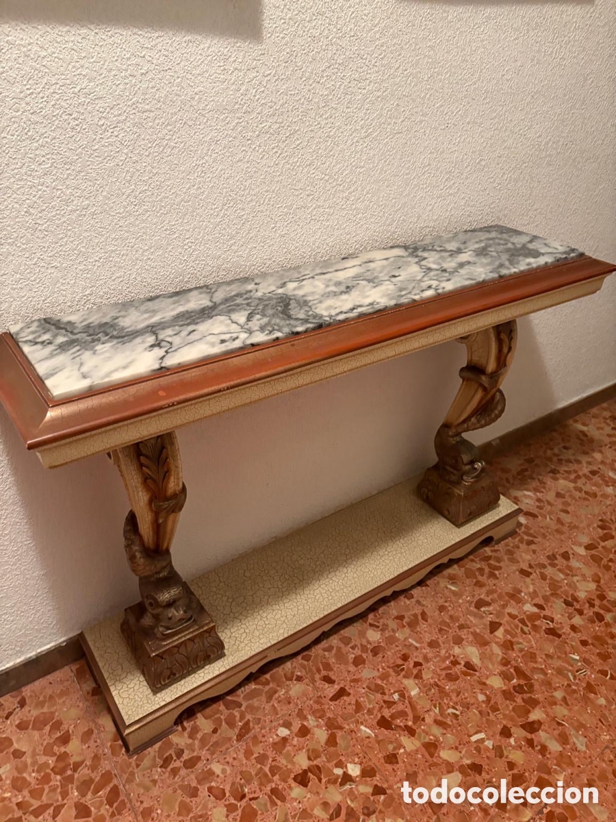 Antig&uuml;edades: Aparador cl&aacute;sico de madera con tapa de m&aacute;rmol gris y blanco