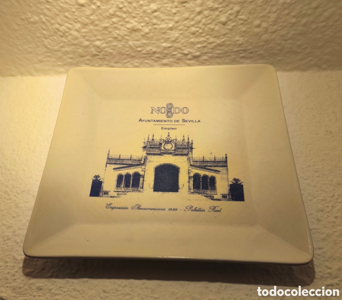 Antig&uuml;edades: Plato decorativo del Pabell&oacute;n Real, destacado edificio hist&oacute;rico en la Plaza de Am&eacute;rica de Sevilla
