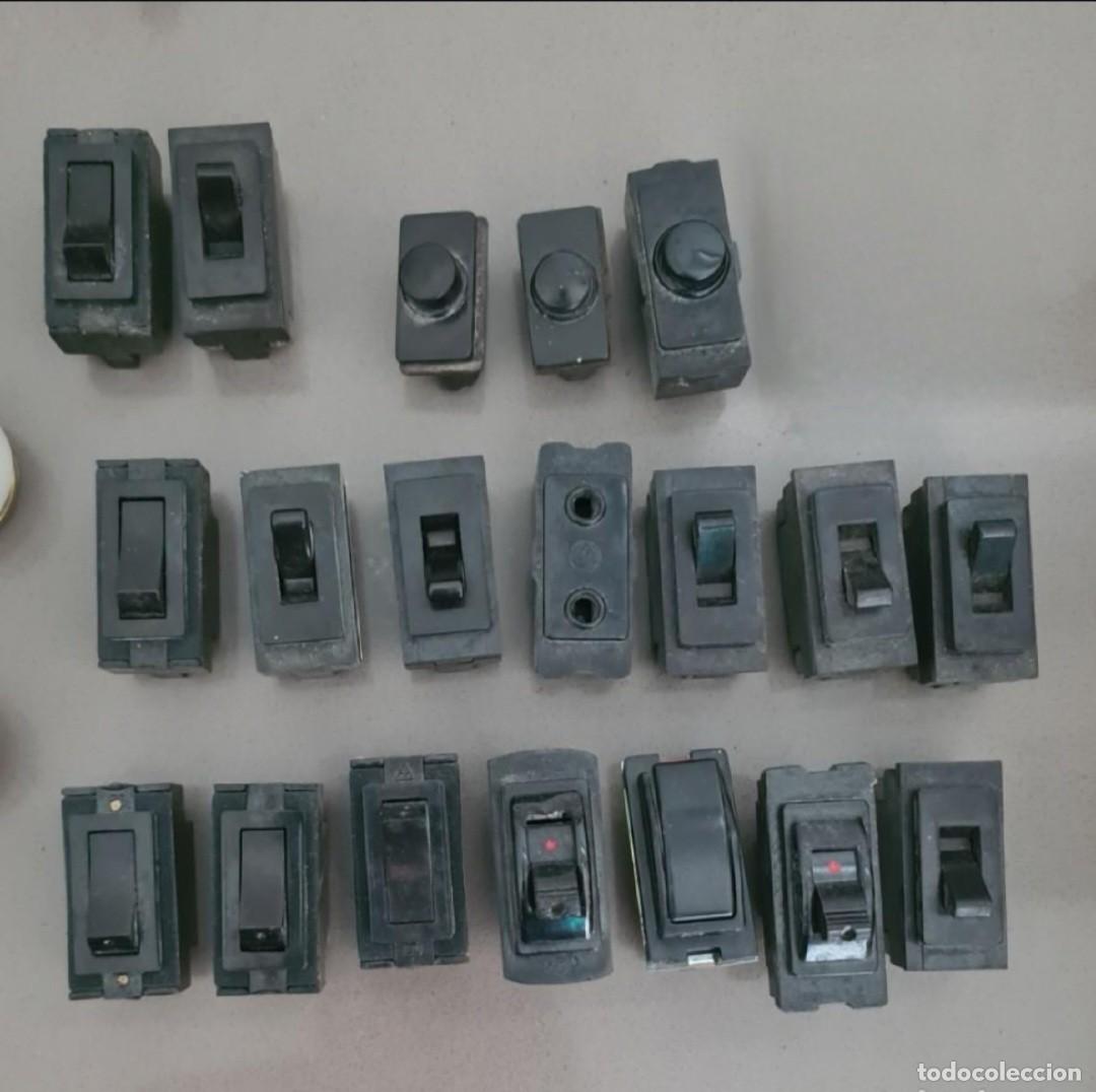 Antiques: Lote de interruptores, enchufes y pulsadores de baquelita