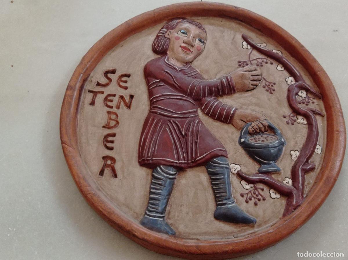Antig&uuml;edades: Disco de colgar barro terracota pintada estilo medieval calendario agr&iacute;cola mes septiembre leon 20cm