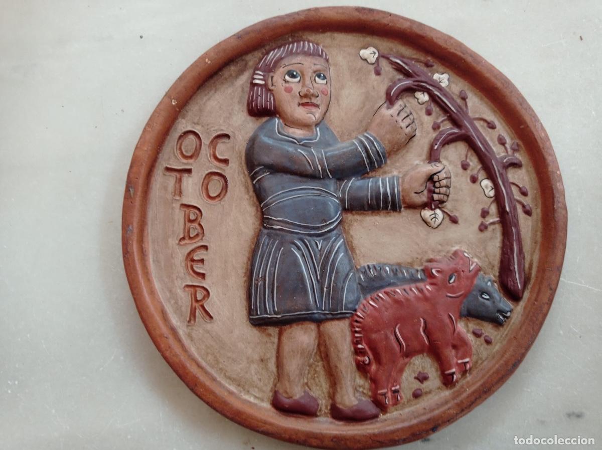 Antig&uuml;edades: Disco de colgar barro terracota pintada estilo medieval calendario agr&iacute;cola mes octubre leon 20cm