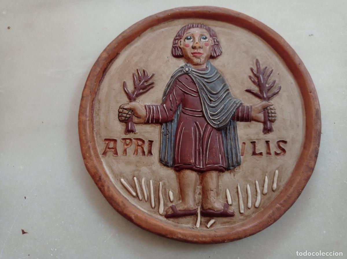 Antig&uuml;edades: Disco de colgar barro terracota pintada estilo medieval calendario agr&iacute;cola mes abril leon 20cm