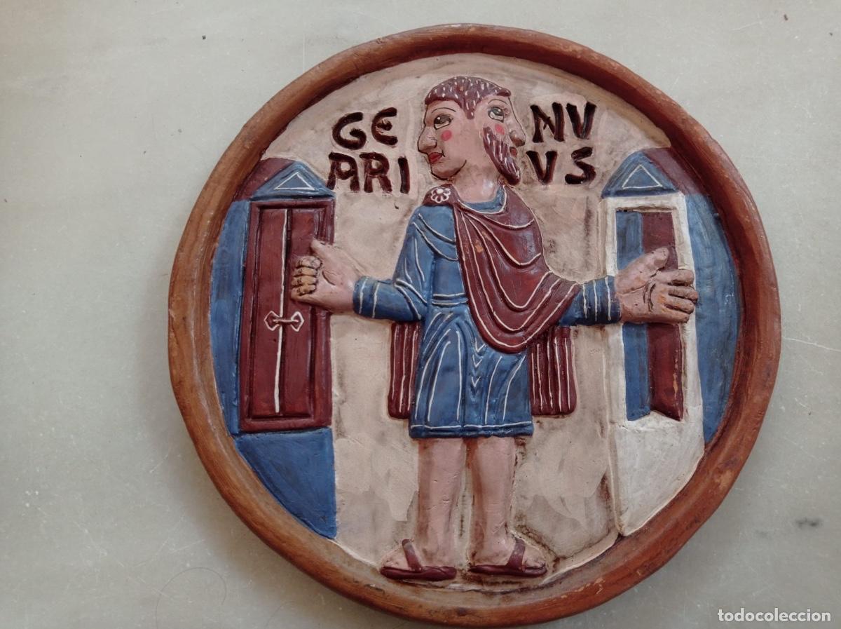 Antig&uuml;edades: Disco de colgar barro terracota pintada estilo medieval calendario agr&iacute;cola mes enero leon 20cm