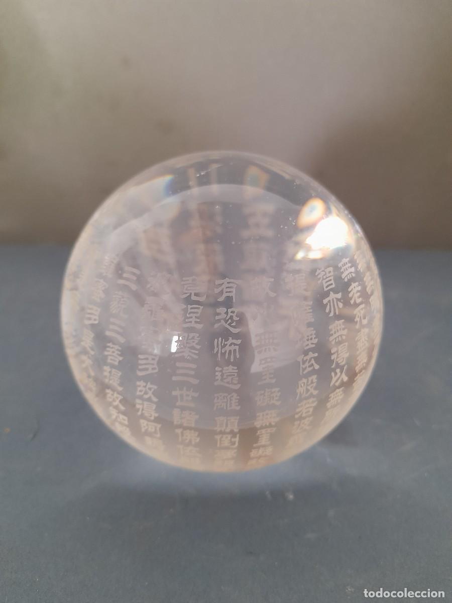 Antig&uuml;edades: bola japonesa de cristal con grabado de escritura budista, 10cm aprox de diametro, 1,3kg aprox
