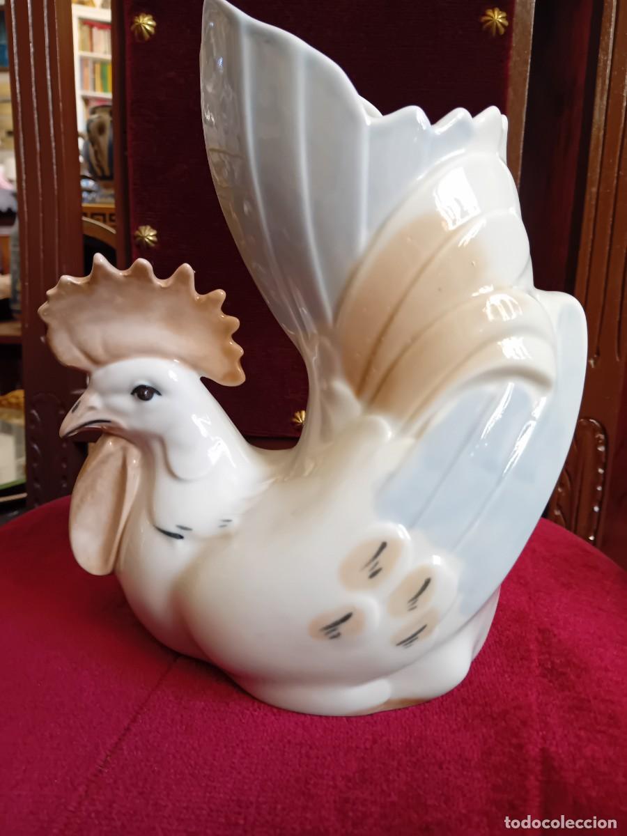 Antig&uuml;edades: Un gallo florero de porcelana marca Sambo Valencia