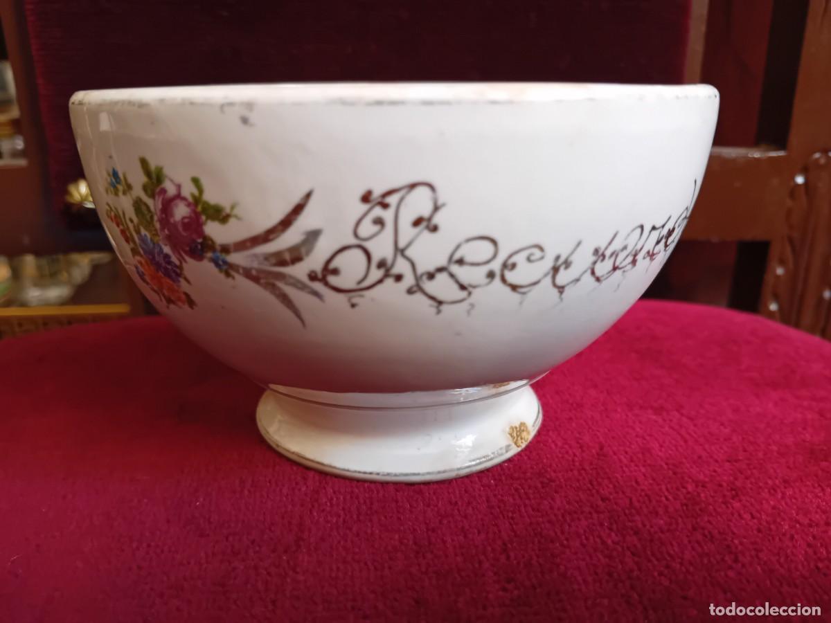 Antig&uuml;edades: Taz&oacute;n de porcelana con rosas y leyenda recuerdo d&eacute;cada de los a&ntilde;os 10/20