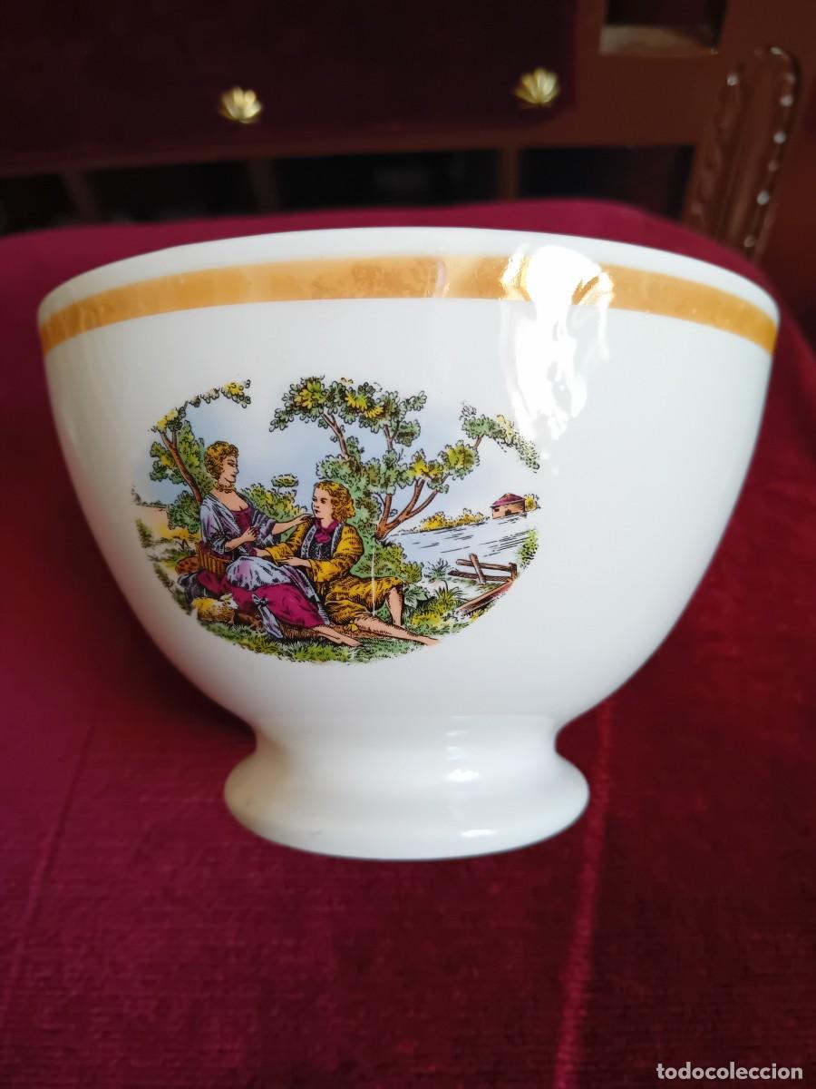 Antig&uuml;edades: Taz&oacute;n de porcelana con escenas rom&aacute;nticas marca Porzelanit Espa&ntilde;a