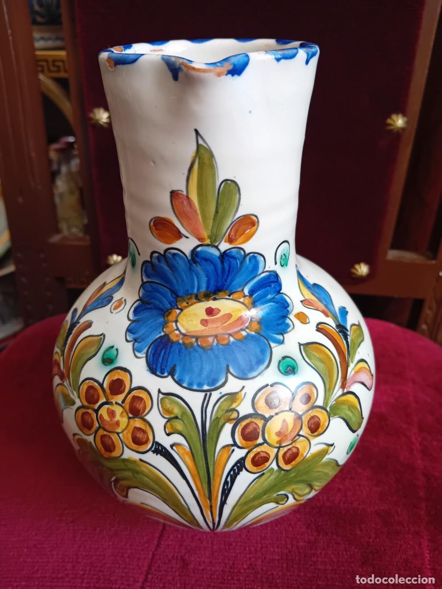 Antig&uuml;edades: Jarra con flores de Talavera por debajo CAVR 160 d&eacute;cada de los 60/70