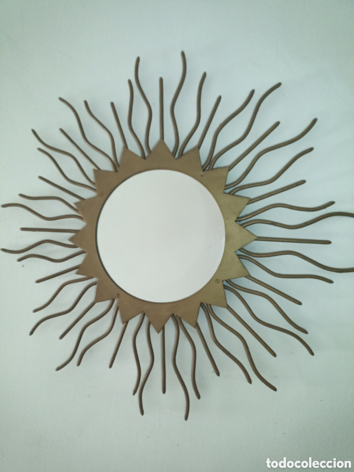 Antig&uuml;edades: Espejo Sol Vintage Mid-Century | Dise&ntilde;o Org&aacute;nico Dorado 67 cm | A&ntilde;os 60/70