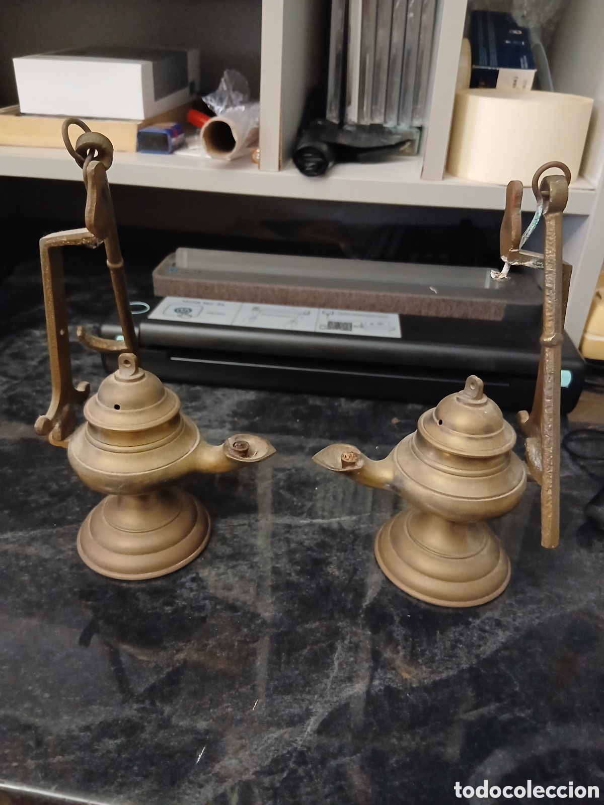 Antig&uuml;edades: 2 candiles antiguos de bronce. Altura 17 cms.