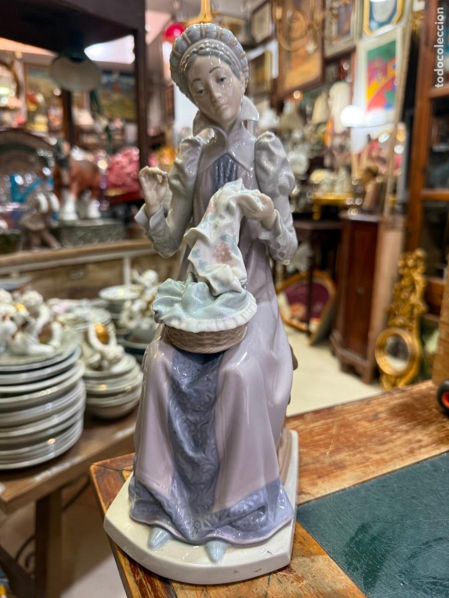 Antig&uuml;edades: PRECIOSA ESCULTURA DE LLADRO BORDANDO EL AJUAR - MEDIDA 29 CM