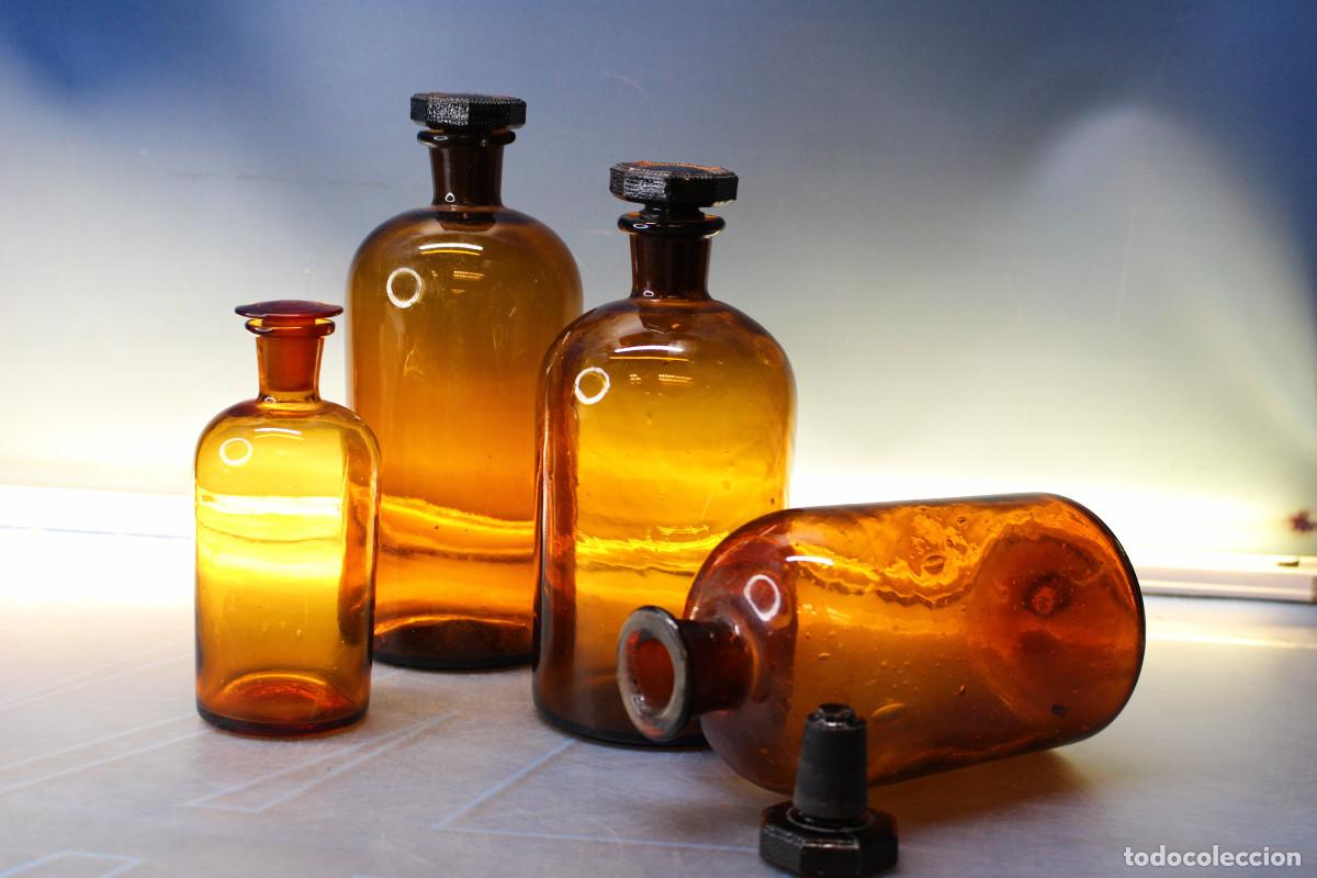 Antig&uuml;edades: 4 botellas de boticario, farmacia, vidrio &aacute;mbar, tapones de cristal.