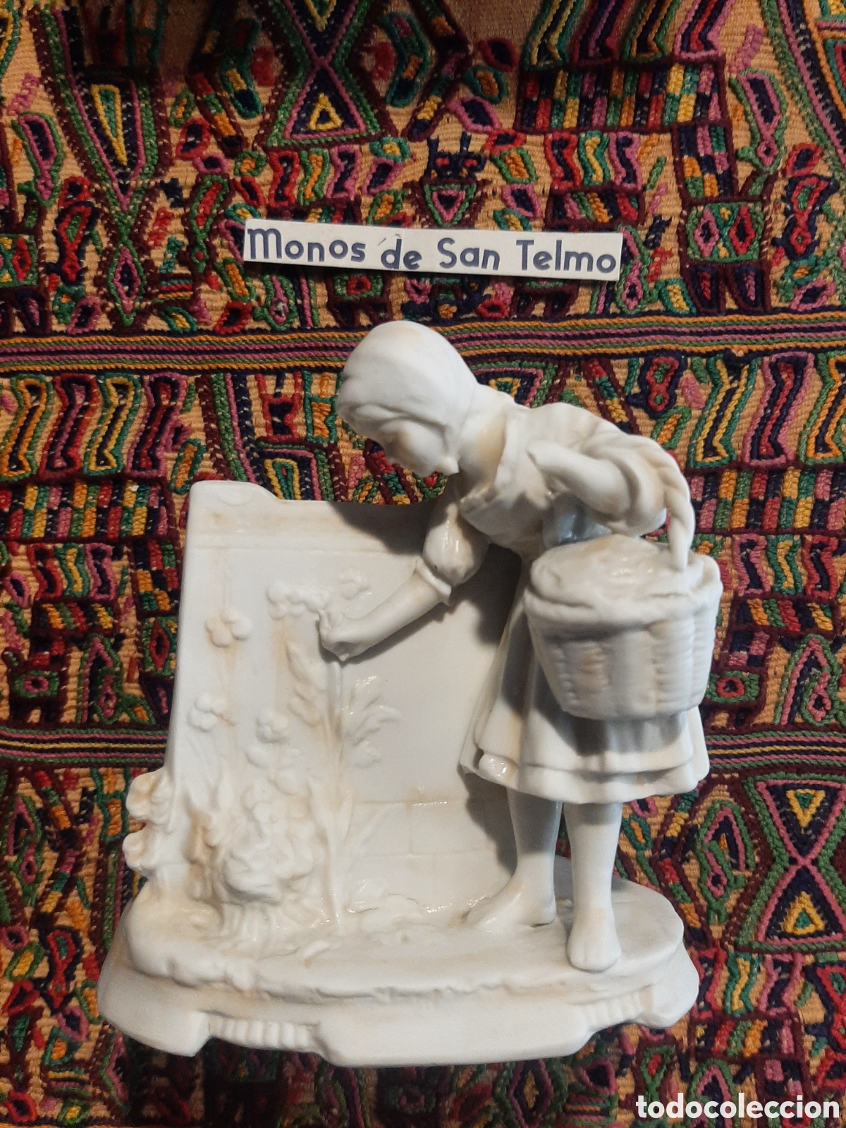 Antig&uuml;edades: Porcelana biscuit de ni&ntilde;a con flores