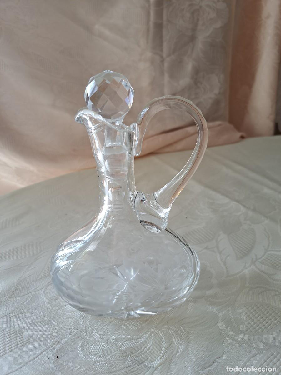 Antig&uuml;edades: Preciosa vinagrera de cristal de bohemia, con dibujo de vid tallado.