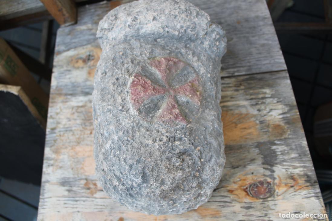 Antig&uuml;edades: fragmento de piedra medieval con una cruz templaria