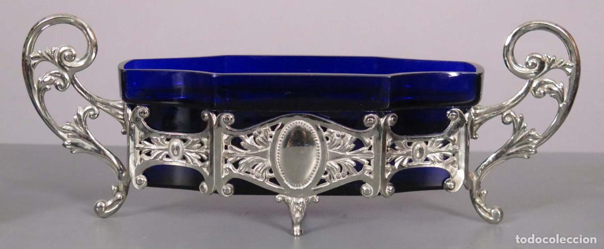 Antig&uuml;edades: CENTRO DE MESA. METAL PLATEADO Y VIDRIO AZUL. HACIA 1920